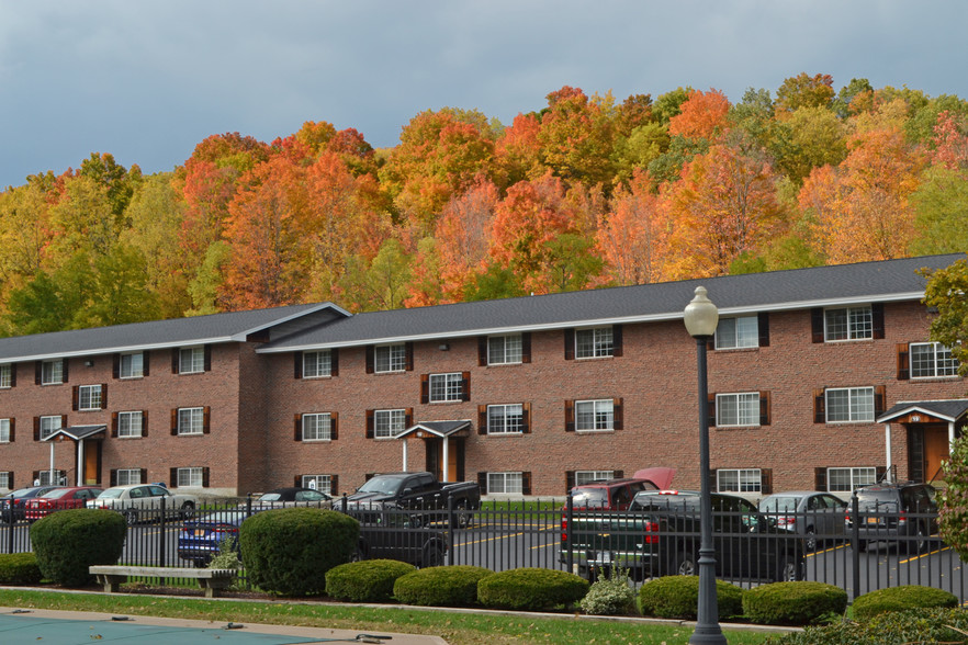 Building Photo - Carriage House East