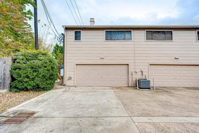 Building Photo - 13922 Hollowgreen Dr