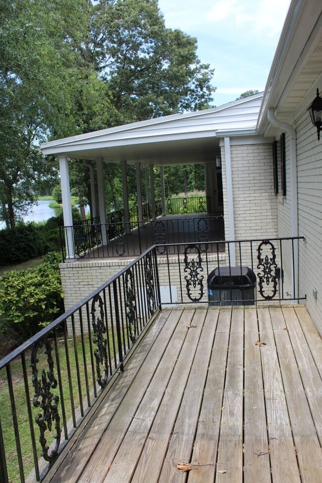 Building Photo - Spacious 4-Bedroom Home in Desirable Walnu...