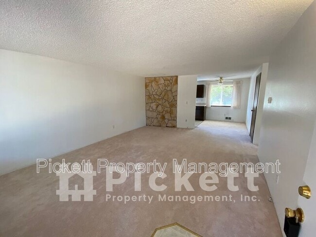 Building Photo - 2870 SE Colusa Ave