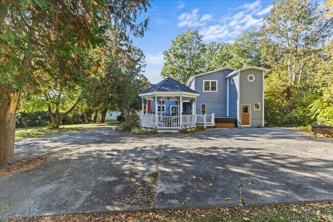 Building Photo - Well-Cared for historic beauty in private setting tucked in the Hill Section