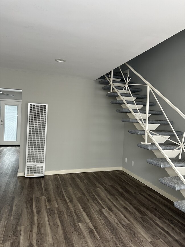 Building Photo - 732 9th St