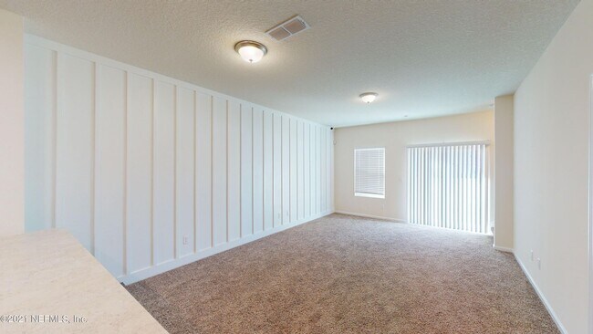 Building Photo - Inviting Townhouse