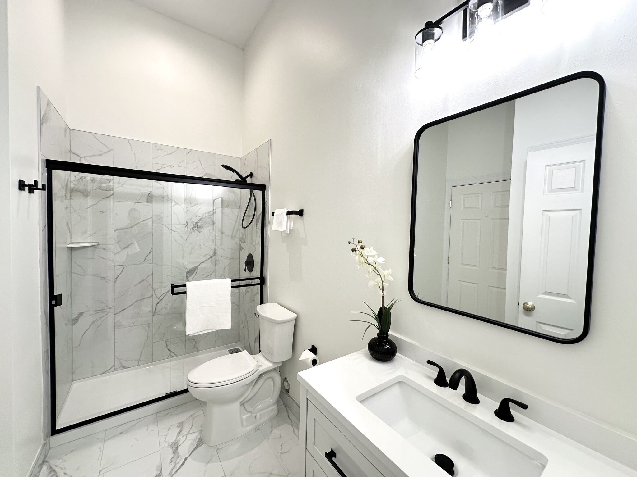 Building Photo - 718 W Trade St