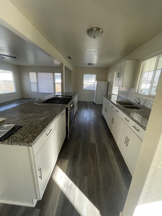 Building Photo - 1215 Whyler Rd