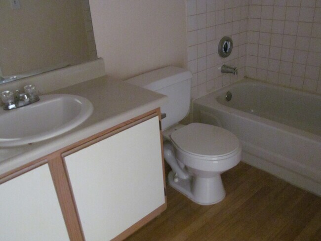 Building Photo - 2 BED 2 BATH DOWNSTAIRS APARTMENT  FOR REN...