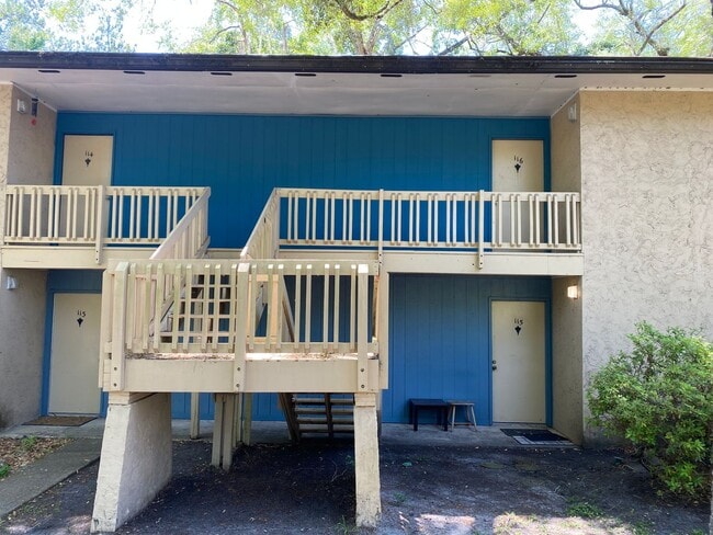 Building Photo - Location, location, location!  876 SF Unit...