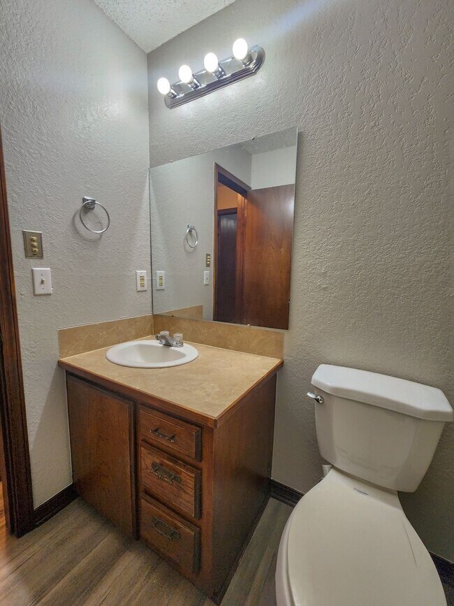 Building Photo - Cute 2 bedroom Duplex near OBU