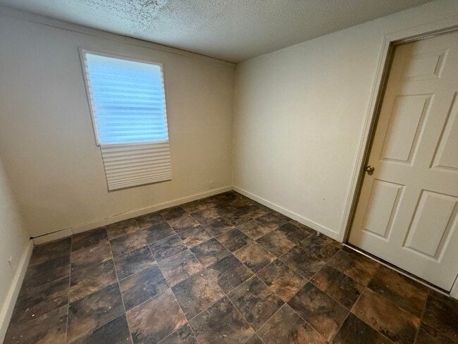 Building Photo - 601 Woodbury-W