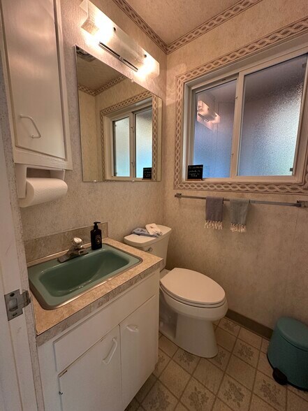 Half bathroom off laundry & kitchen area - 13140 SE Flavel St