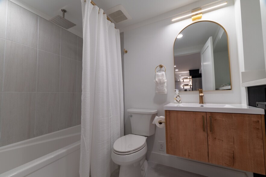 Spa-like overhead shower with regular detached showed head - 1519 32nd Ave