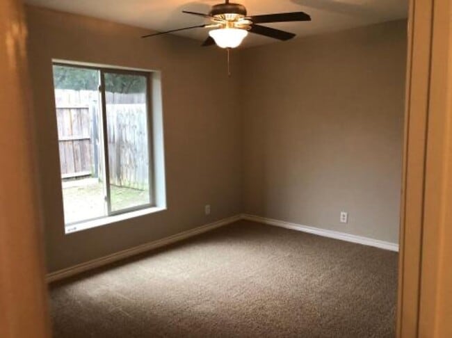 Building Photo - 2 Bedrooms / 1 Bathroom