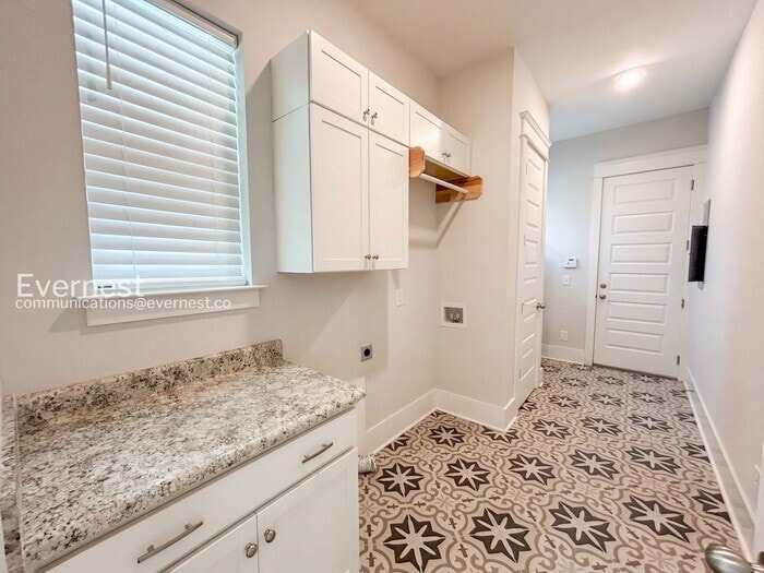 Building Photo - 640 Henry Ln