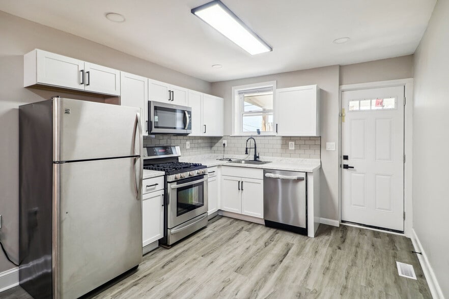 Building Photo - 2134 W Fayette St