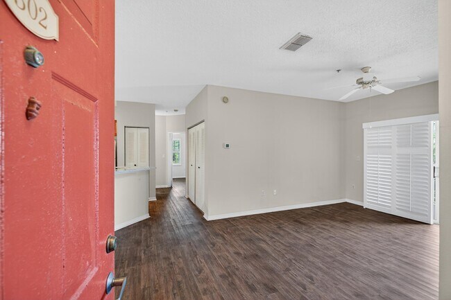 Building Photo - 625 Fairway Dr