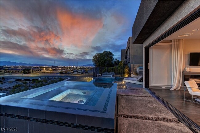 Building Photo - 861 Vegas View Dr