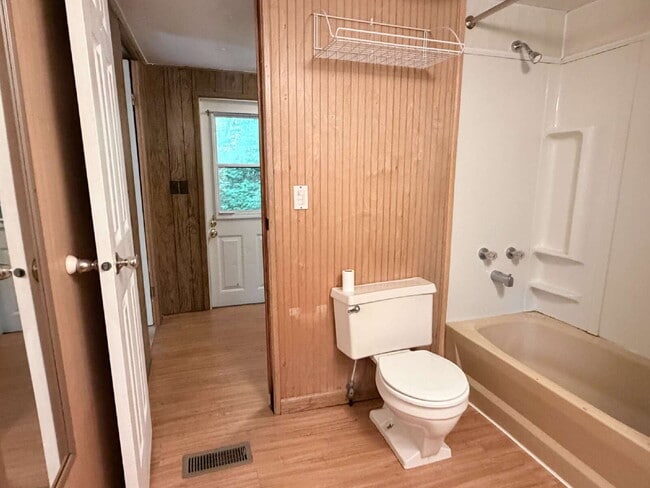 Building Photo - Affordable 3BR Home in Peaceful Hicks Lake Community