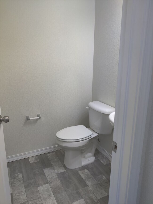 Building Photo - Home in Enclaves - Close to Barnes Rd!