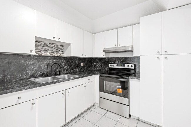 Building Photo - 400 Kings Point Dr