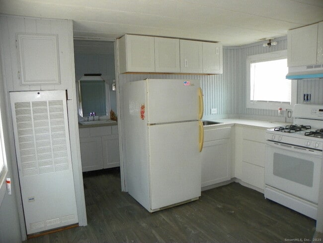 Building Photo - 20 Woodland Dr