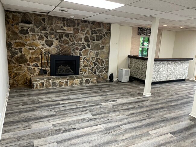 Family room/gas fireplace - 116 Oakview Dr