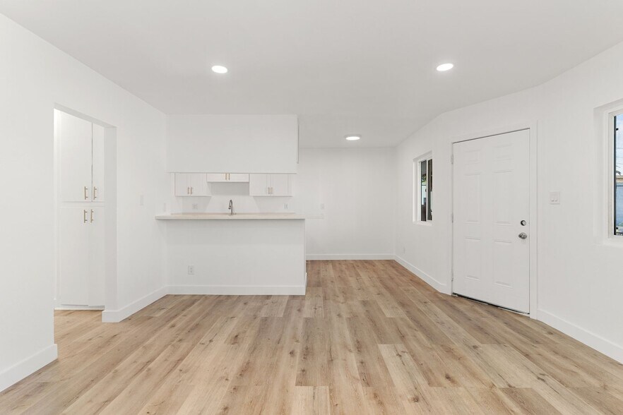 Building Photo - 927 Daisy Ave