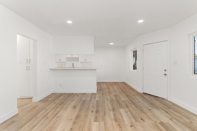 Building Photo - 927 Daisy Ave