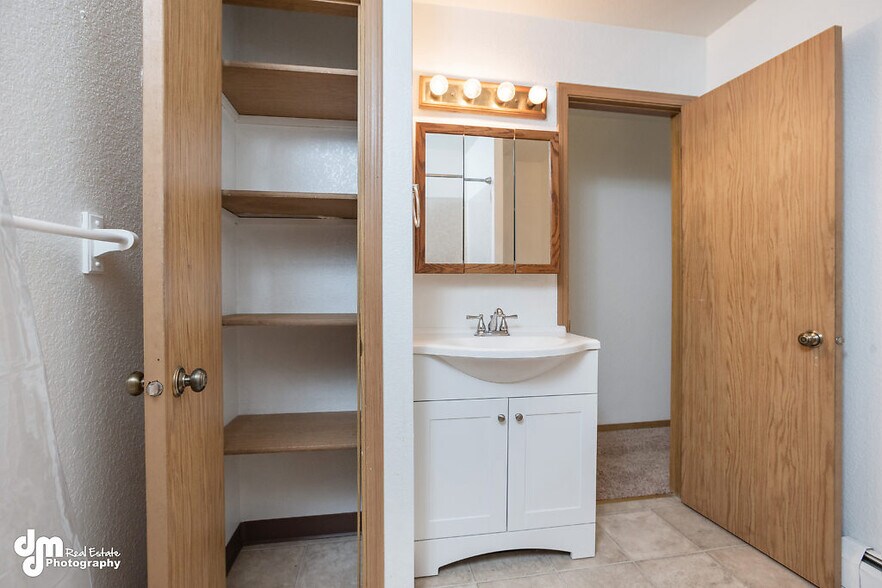 Building Photo - 1180 N Elsinore Ave