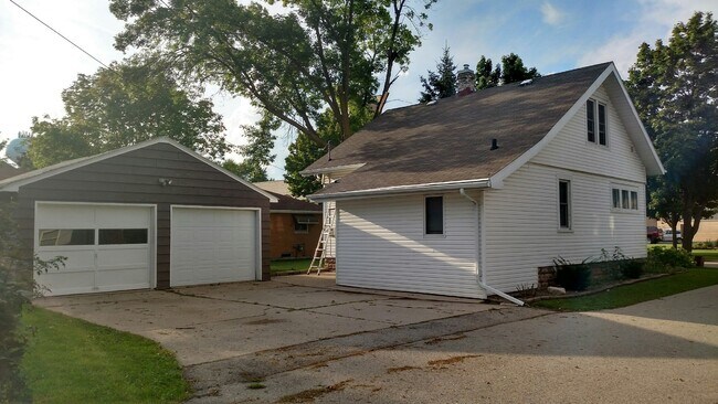 Building Photo - 609 E Kimberly Ave