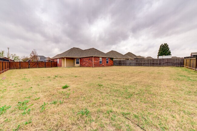 Building Photo - 3 Bed / 2 Bath in Collinsville!