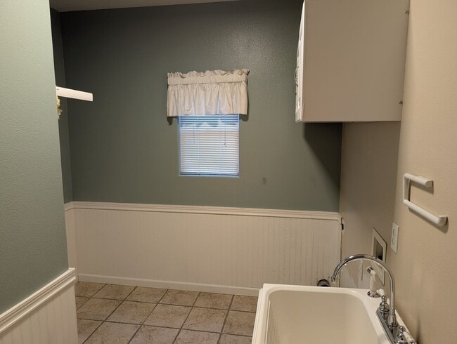 Building Photo - Nice and modern home with upgraded ameniti...