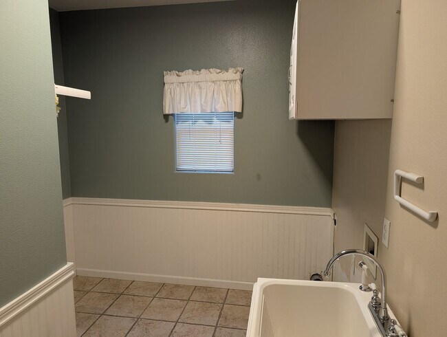 Building Photo - Nice and modern home with upgraded amenities, a wonderful floor plan, master suite, nice backyard...