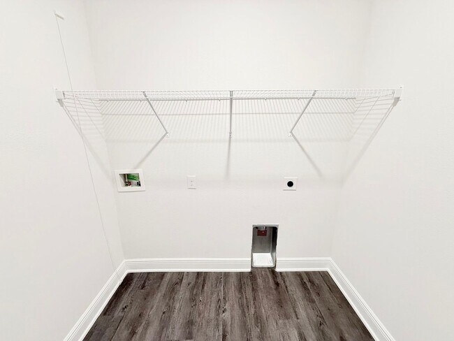 Building Photo - Spacious 4-Bedroom Home - Community Pool