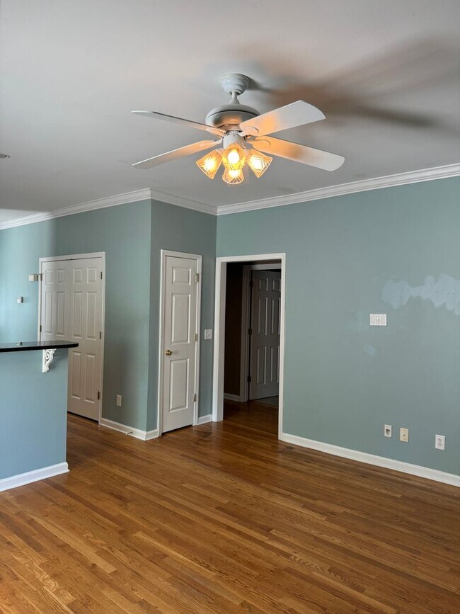 Building Photo - Price & Location!