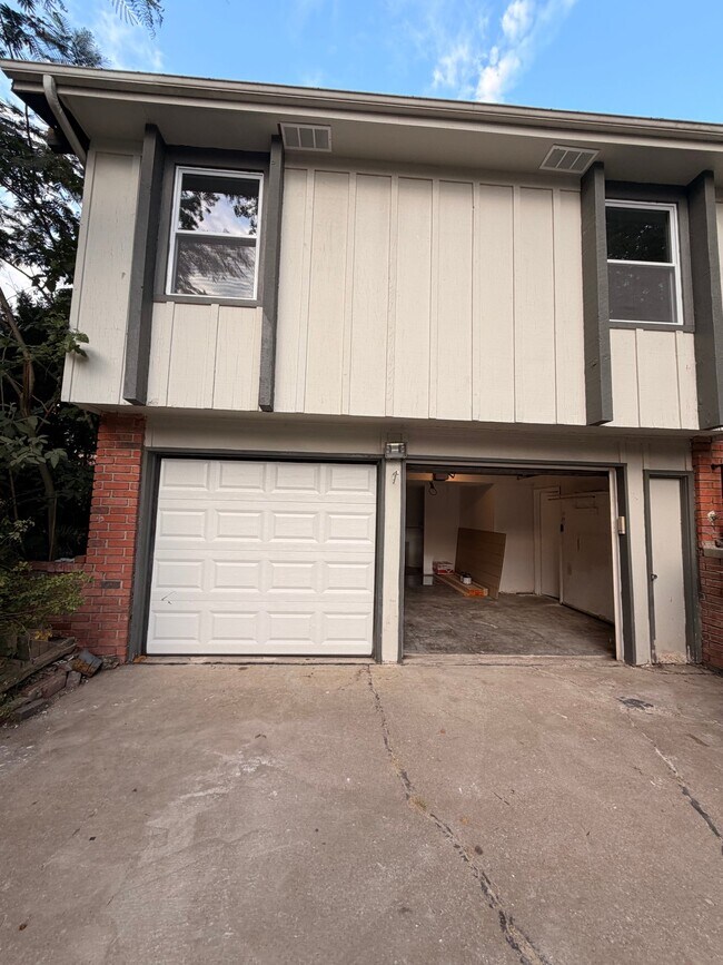 Building Photo - 1632 S Kenwood St