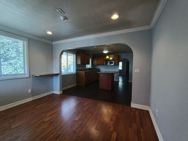 Building Photo - Charming 3-Bedroom Rental with Bonus Backh...