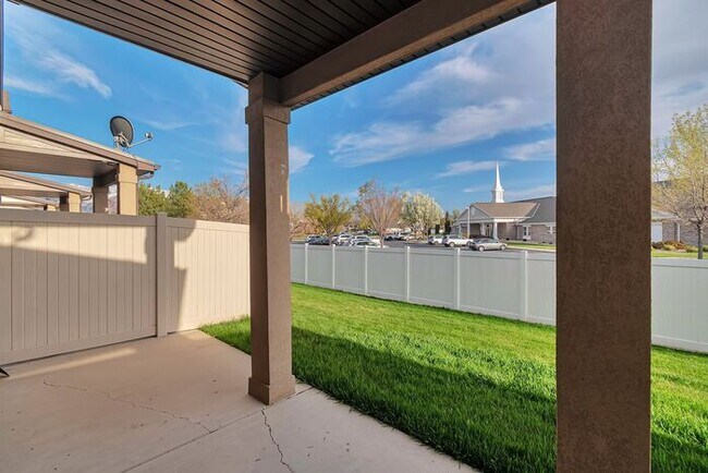Building Photo - Beautiful Orem Townhome