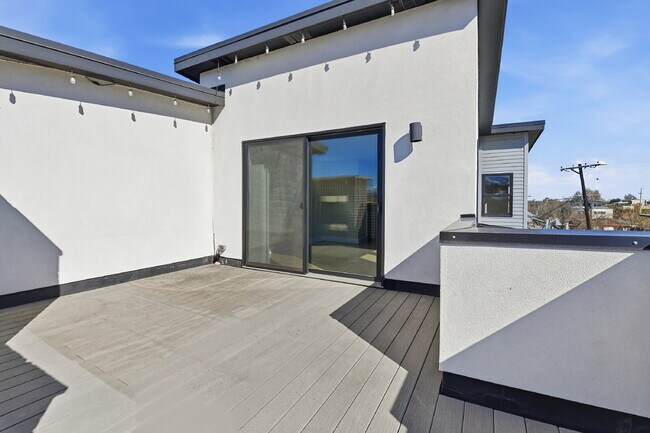 Building Photo - $5,740.95, $300 off the first month's rent, 4 Beds - 5 Bath, Townhouse in Denver with Office!