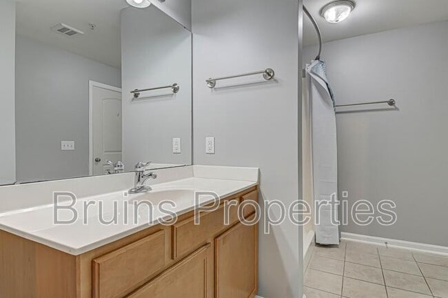 Building Photo - 7108 W Friendly Ave