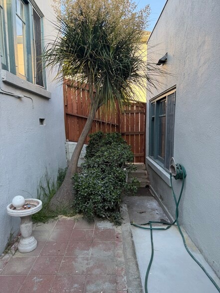 Building Photo - 2113 1/2 Aaron St