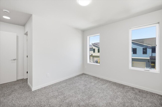 Building Photo - 2028 Sunset Dr