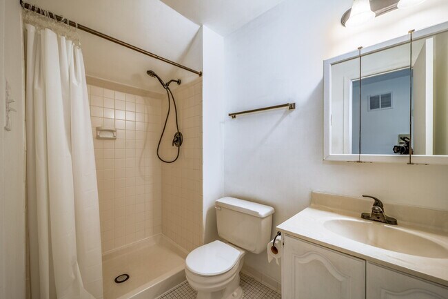 Building Photo - Sophisticated Townhome Steps from East Fal...