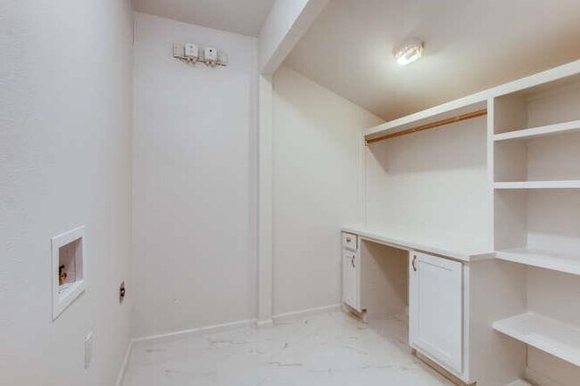 Building Photo - 400 Canyon Rim Dr