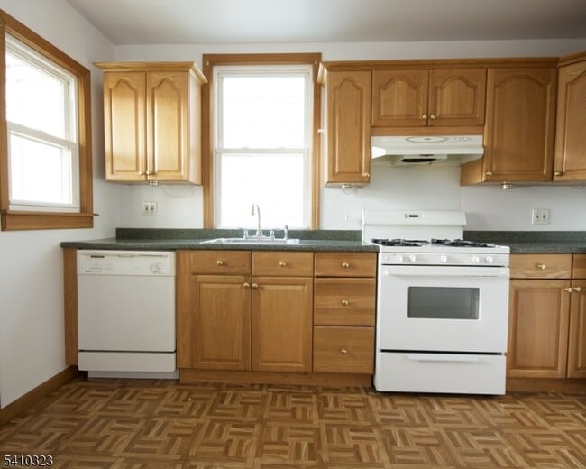 Building Photo - 13 Oxford St