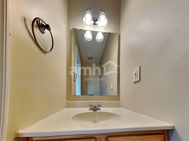 Building Photo - 10204 Meadow Glen Dr