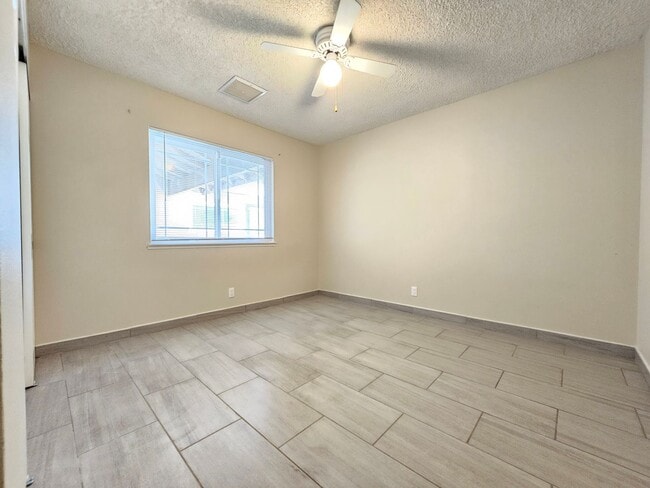 Building Photo - Beautiful interior and Convenient feature!...