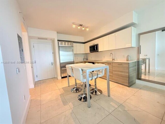 Building Photo - 1300 Brickell Bay Dr