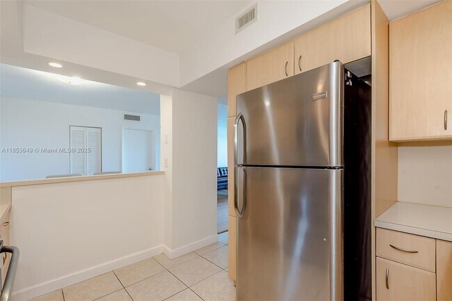 Building Photo - 5600 Collins Ave