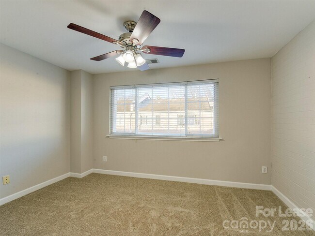 Building Photo - 1224 Green Oaks Ln