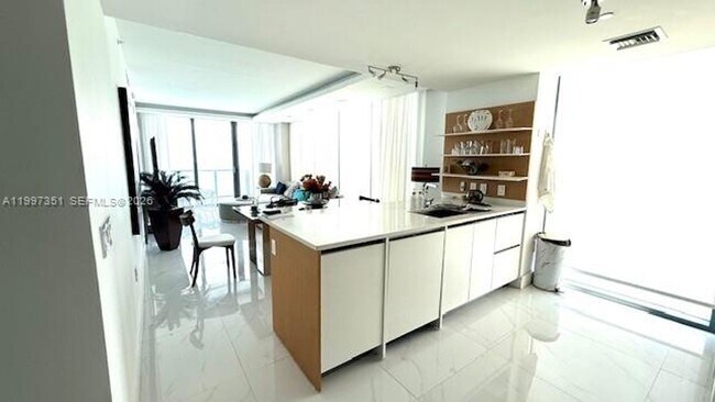 Building Photo - 460 NE 28th St